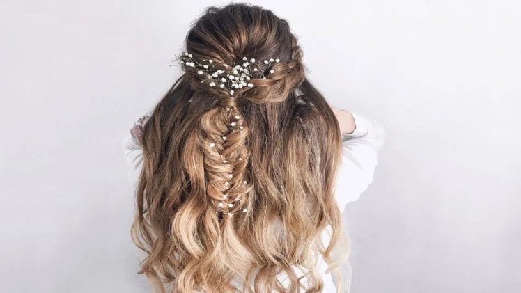 5 Hairstyles for Showcasing Your Bouncy Hair: Step-by-Step Guide